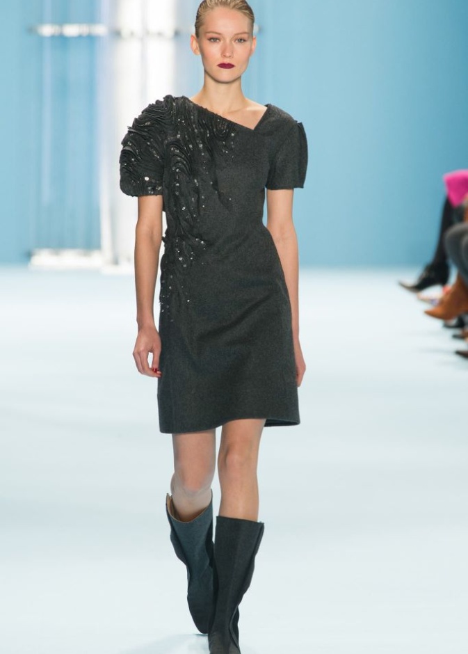 Carolina Herrera مجموعة غنية بين البحر والسماء