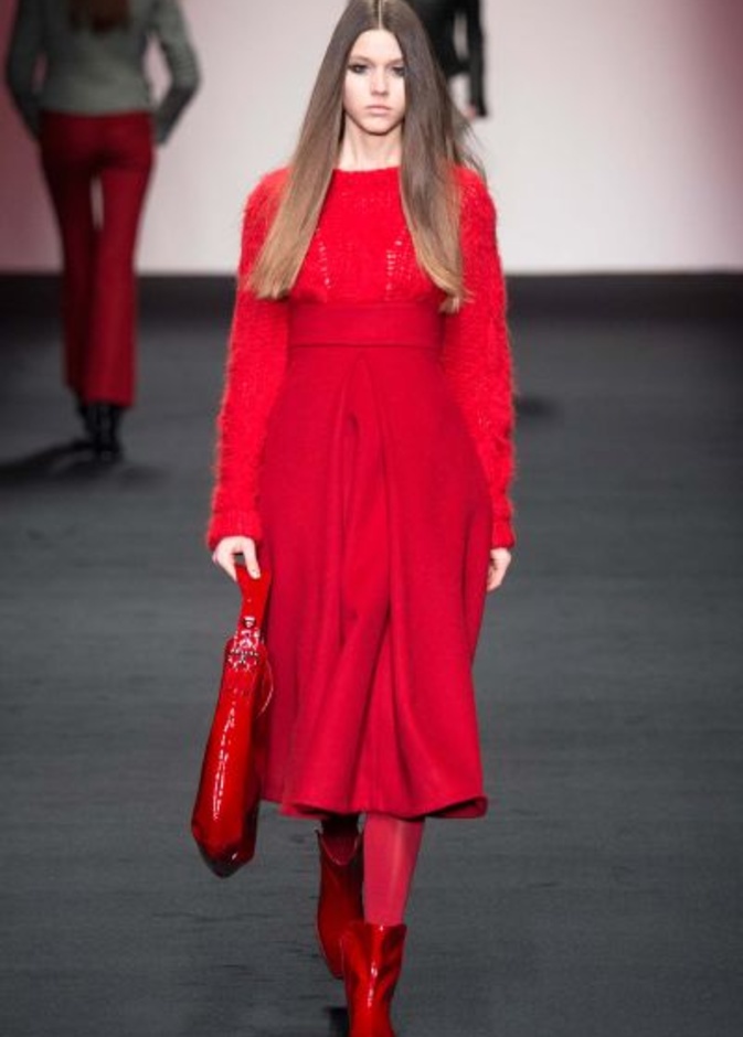 الأحمر الصارخ والجلد الفاخر الأبرز في مجموعة "Daks" 