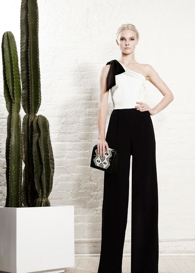 التطريز اليدوي والجينز الواسع يزيّنان مجموعة Alice and Olivia