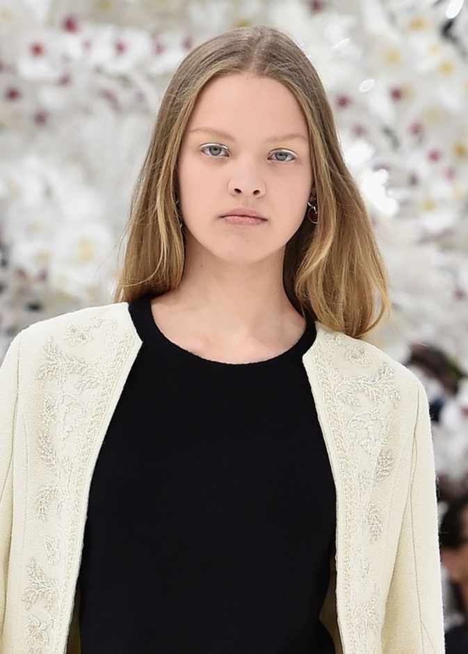 بريق المكياج الكلاسيكي سيّد منصّة "ديور"