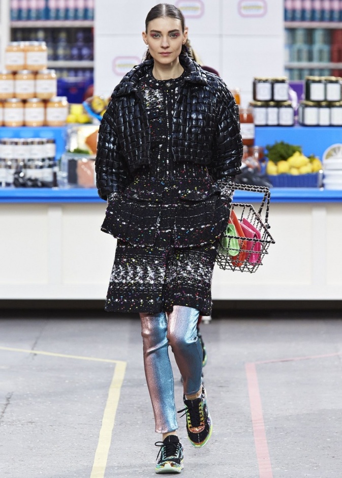 سترة و بنطلون Legging  الضيق؛ من مستلزمات شانيل Chanel   الضروري اقتناؤها
