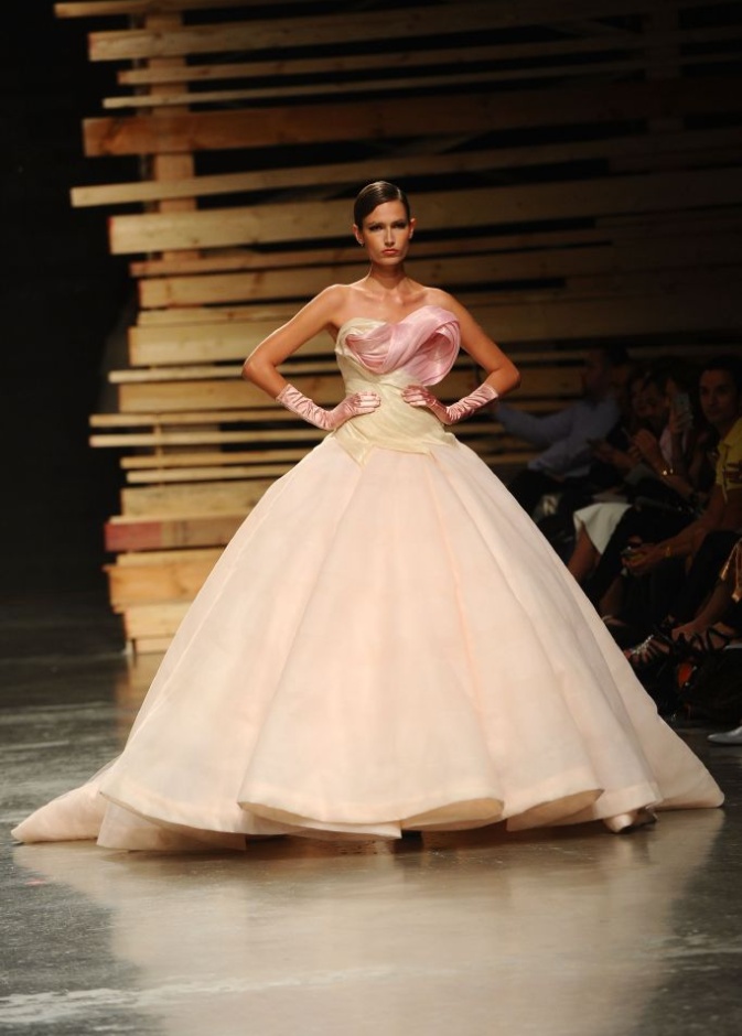 Ezra يتوّج امرأته ملكة على عرش الأناقة