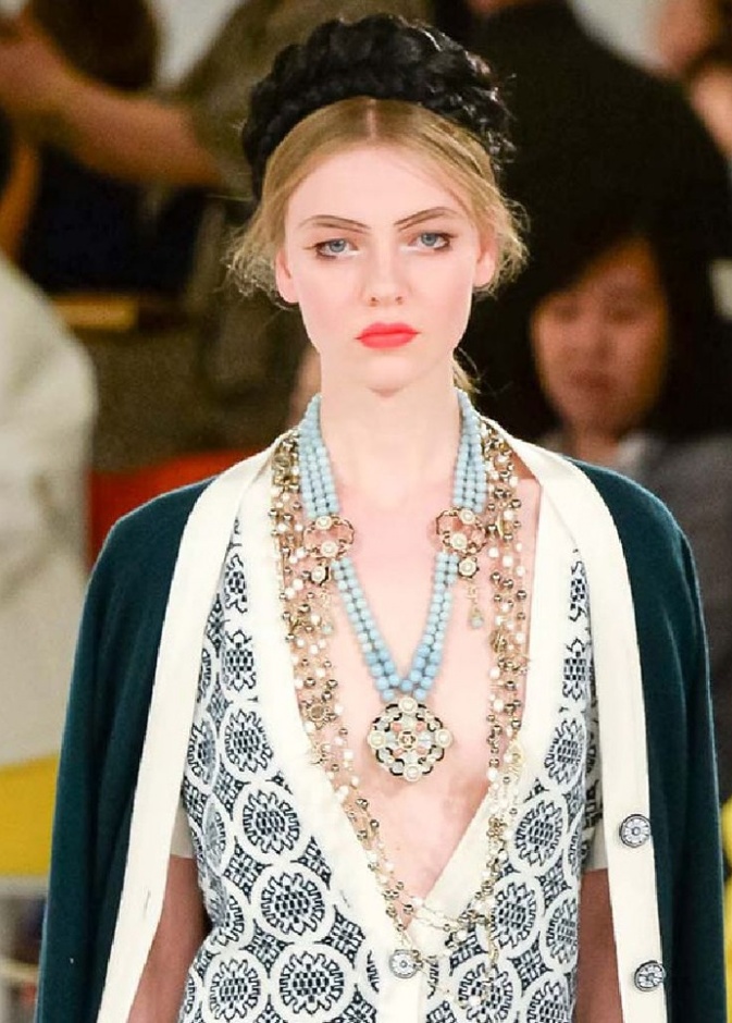 الحواجب المفرغة وشفاه النيون أبرز صيحات شانيل كروز 2016 