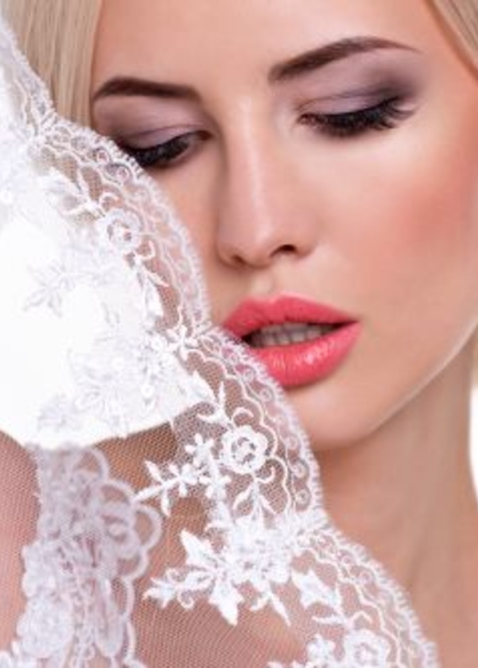 مكياجك تحت الأضواء يوم الزفاف