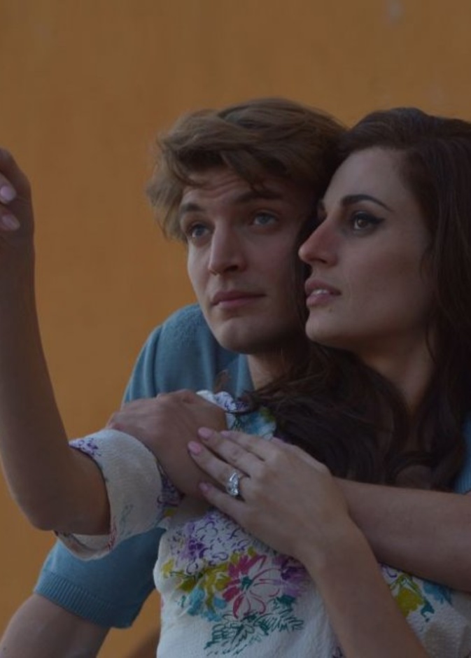 Sveva Alviti في دور Dalida وترتدي خاتم خطوبة من Chopard