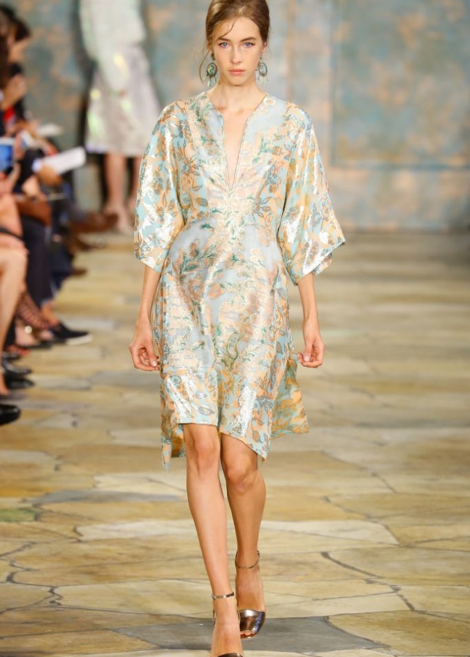 Tory Burch: أزياء صيفية حيوية ومريحة..