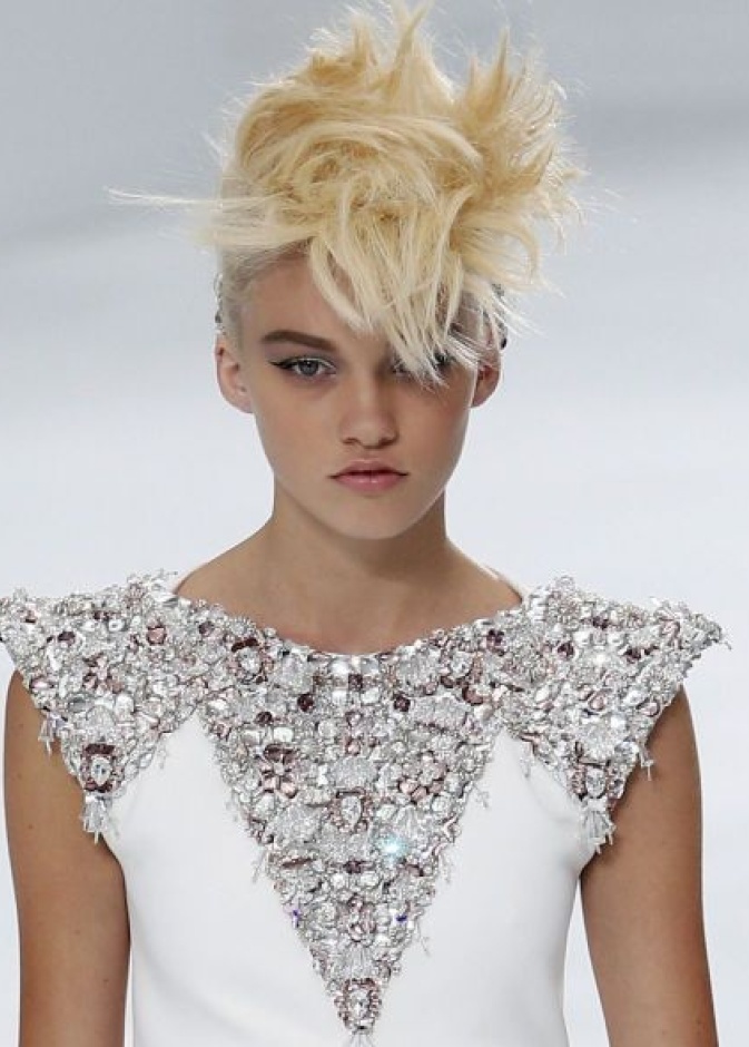 شانيل تصنع أناقة العيون الملوّنة والتسريحات المبعثرة