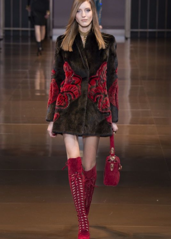 Versace... المرأة بكامل أنوثتها وعظمتها