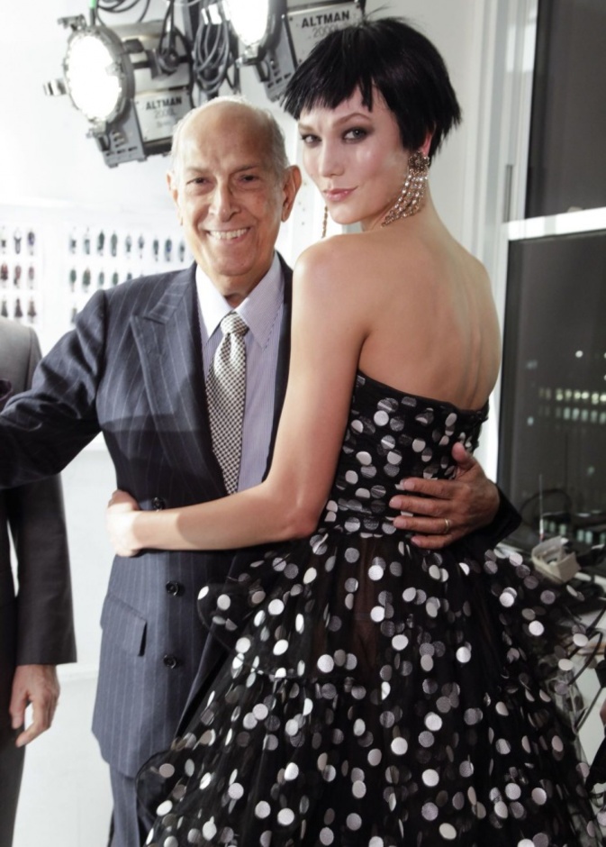 صور حصرية لـ"هي" من كواليس عرض Oscar De La Renta FW14