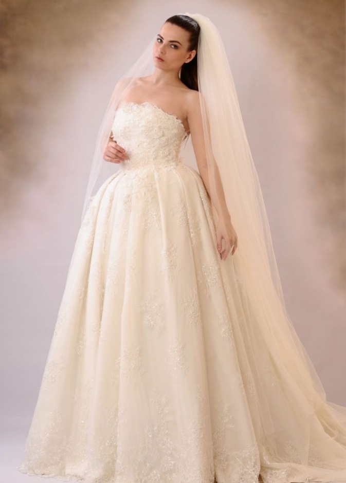 شارلوت ليشا تطلق فساتين زفاف جاهزة بجودة الكوتور