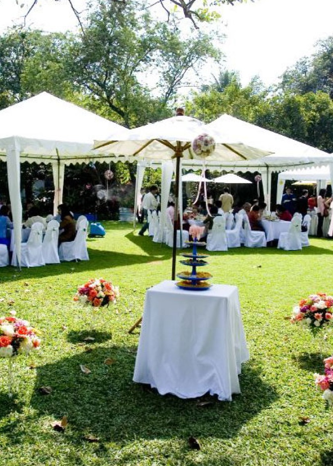 حفل زفاف يدمج بين البساطة والفخامة في مكان واحد