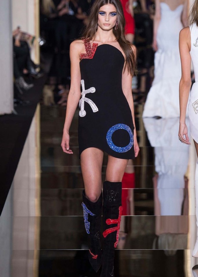 Versace تجمع بين الأنوثة والجرأة!