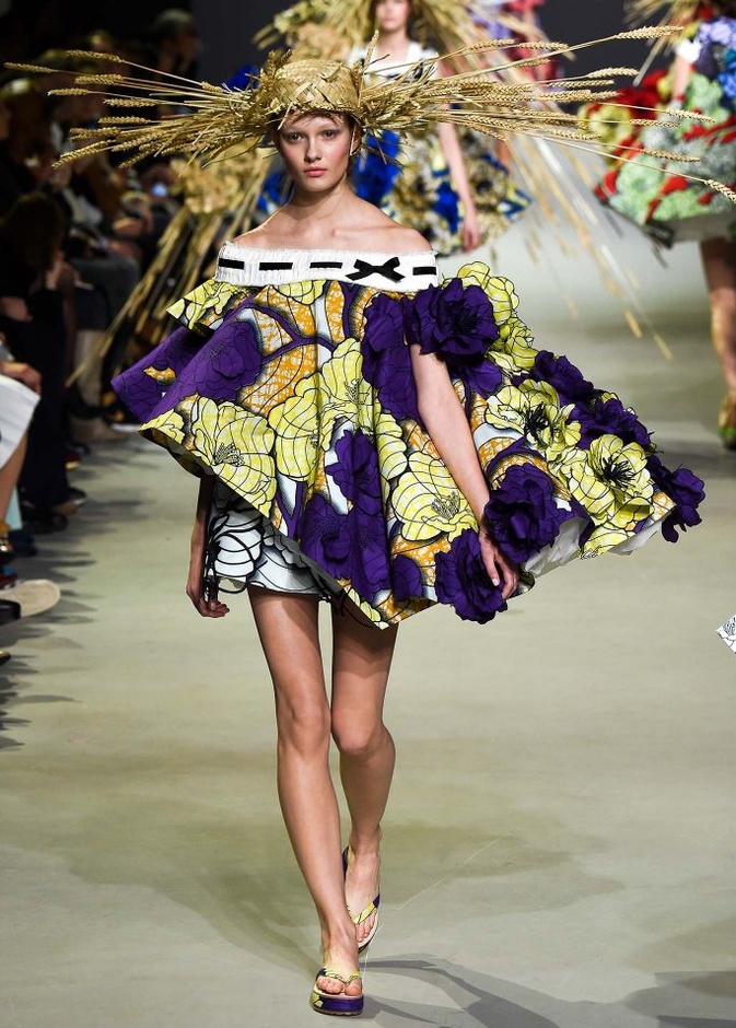 براعم وورود تتفتّح على فساتين Viktor & Rolf