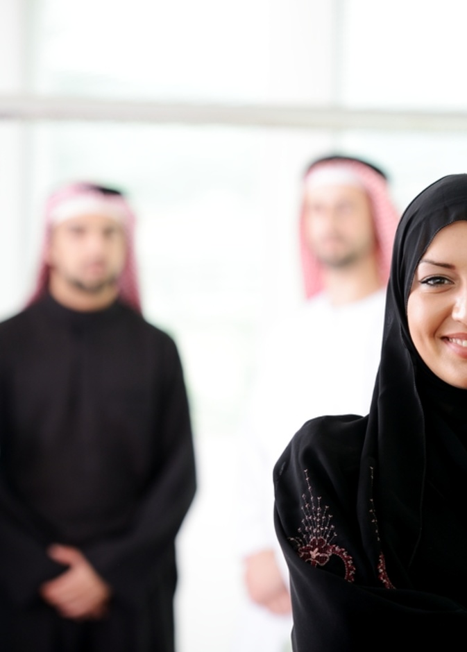 كيف تتعاملين مع أصدقاء الزوج؟!
