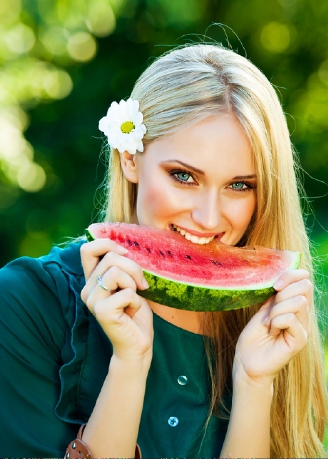 جمال العروس بالبطيخ وببذوره
