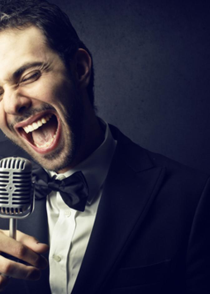 بالفيديو: عريس يغني لأمه في زفافه