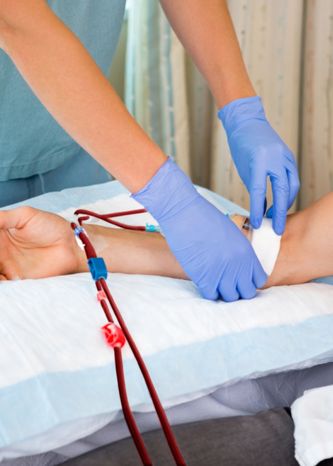 فتاوى : حكم حقن مريض السرطان بالوريد 