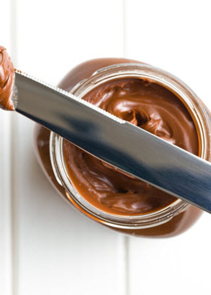 تتميز نوتيلا بسهولة دهنها من خلال فتحة مرطبانها الواسعة