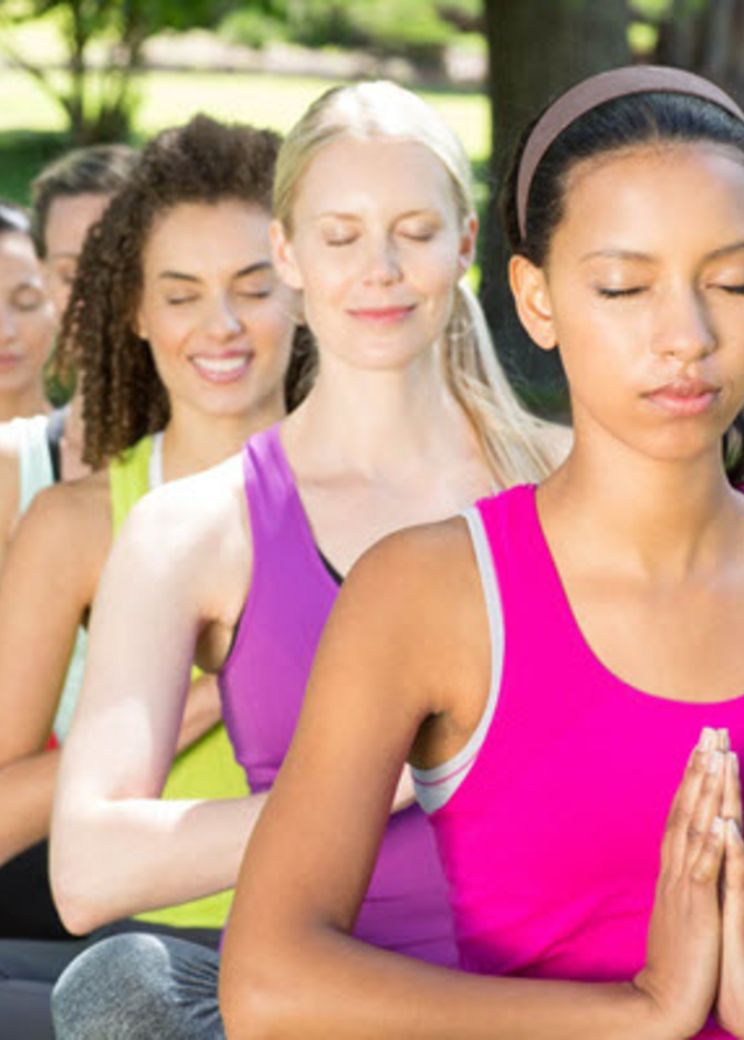 تساعد اليوغا الجماعية في الهدوء والتمتع بلياقة بدنية عالية