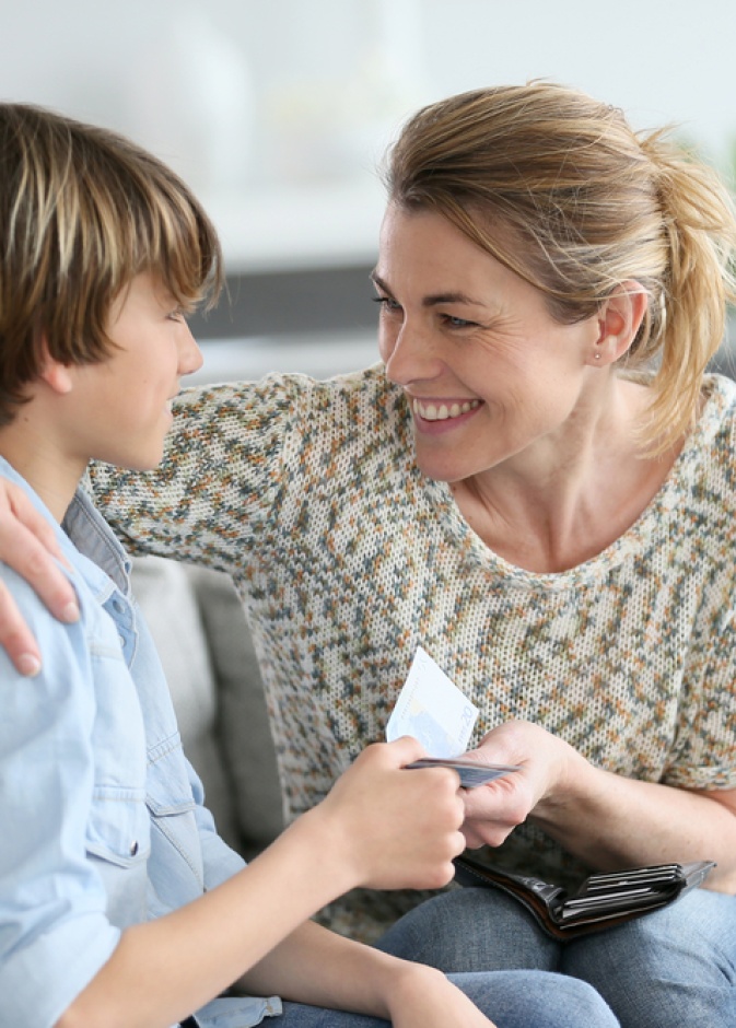 مع قدوم العيد هل غرزت في صغيرك الإحسان للغير