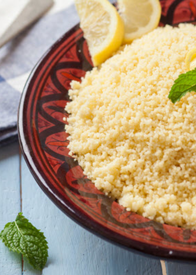 يصنع الكسكسو من سميد القمح الصلب او الشعير او الذرة البيضاء