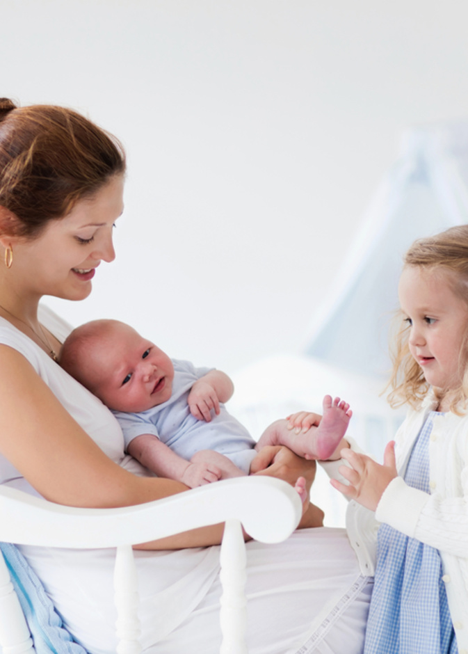 بعد الولادة .. لا لإهمال المولود الجديد إرضاء لمشاعر الطفل الأول