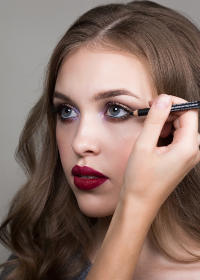 طريقة وضع مكياج العيون للمبتدئين بالصور