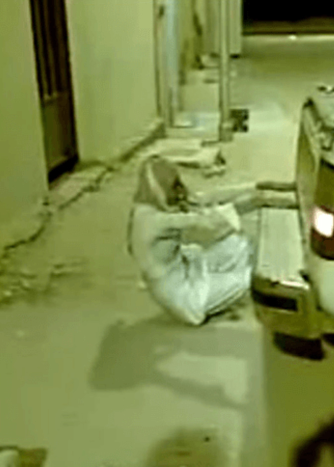 بالفيديو: شاهد ماذا حدث لسعودي حاول سد أنبوب دخان السيارة!