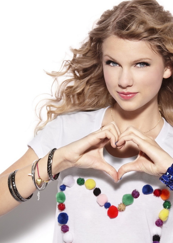 taylor swift بمكياج ناعم يبرز جمال روحها و ملابس بسيطة كذلك 