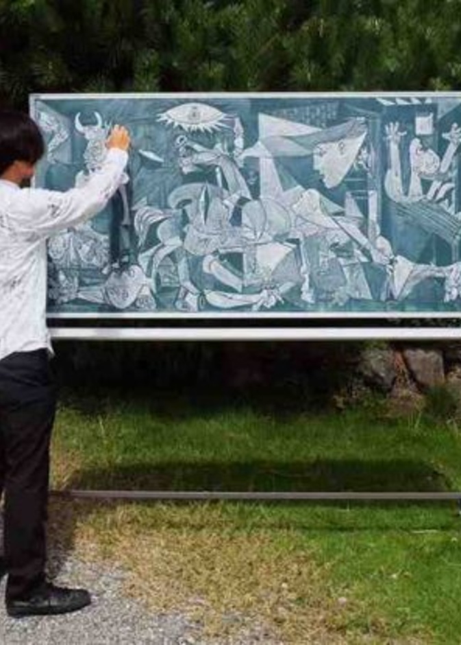 تقليد لوحات مشهورة لـ دافنشي و بيكاسو