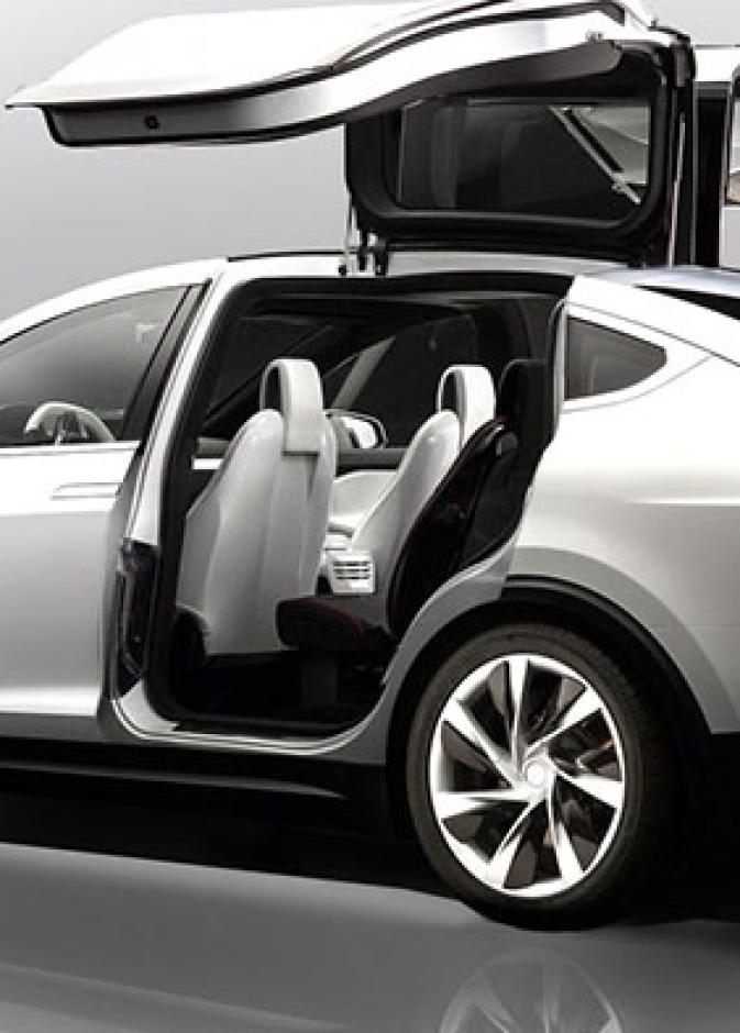 تسلا إكس .. أول سيارة SUV كهربائية بالكامل