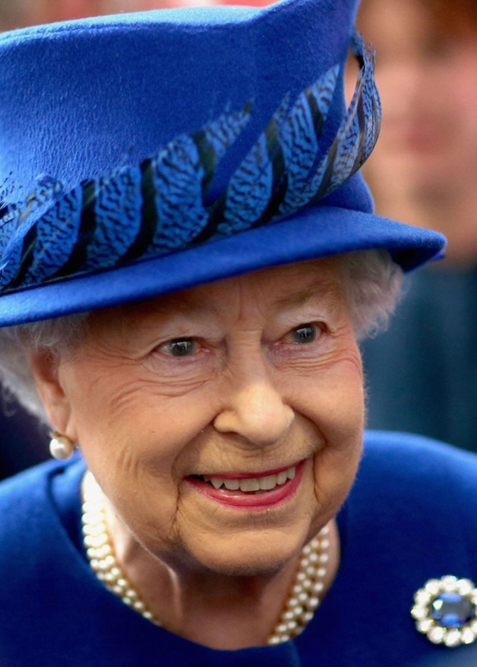  ملكة بريطانيا تفضل الياقوت الأزرق