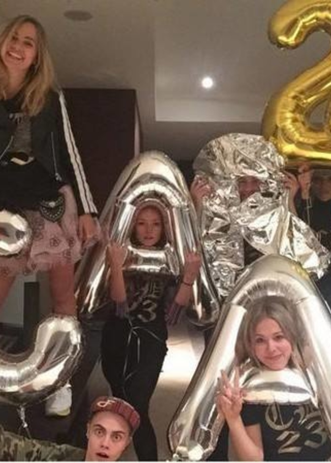 برفقة صديقاتها والبالونات .. هكذا احتفلت كارا ديليفينغ بعيد ميلادها الـ 23