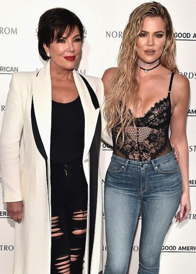 كلوي كاردشيان تخطف الأنظار برشاقتها مع والدتها خلال حضورها أحد الأنشطة في لوس أنجلوس بالأمس