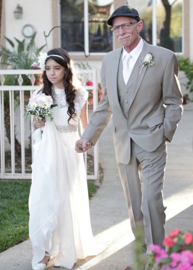 ودعت والدها بزفاف وهمي 