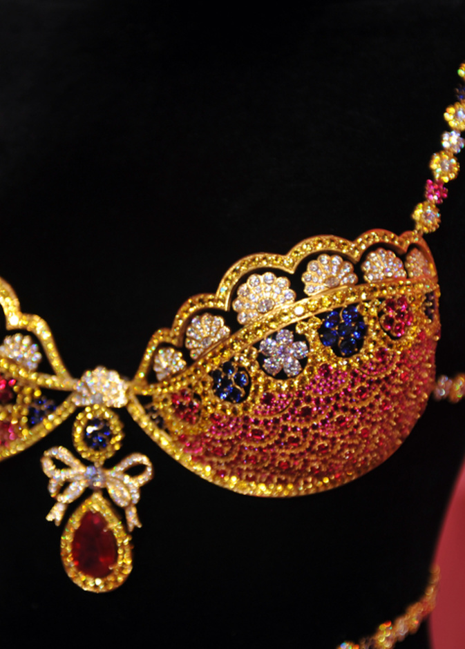 أغلى حمالة صدر بتوقيع مجوهرات معوض