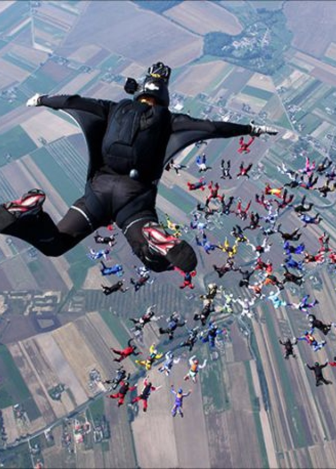 بالفيديو: نجاة شاب تعطلت مظلته على ارتفاع 4 آلاف متر 