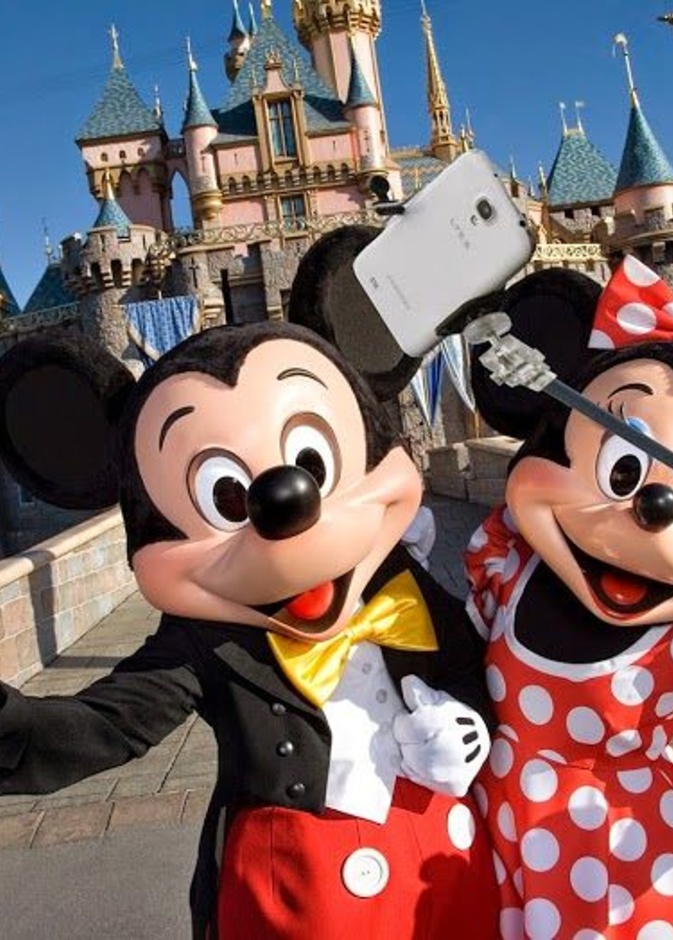 ديزني تمنع عصا السيلفي في كل مدنها الترفيهية