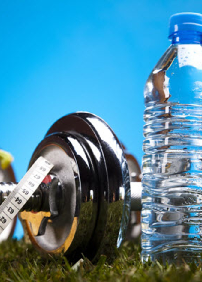 كم لتر من الماء يحتاج الجسم لانقاص الوزن يومياً؟