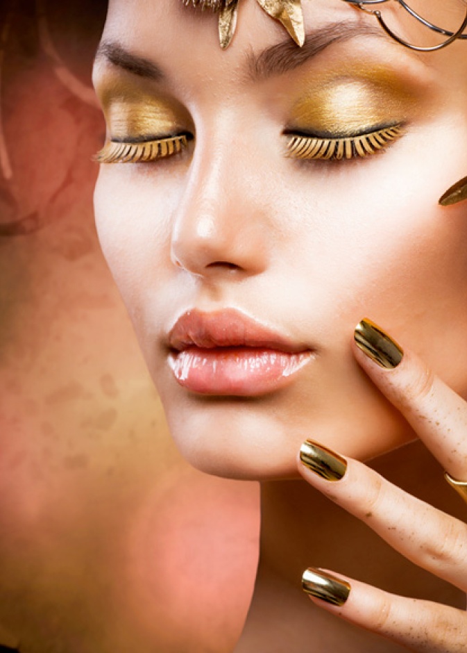 أظافرك مرصّعة بالذهب أيتها العروس