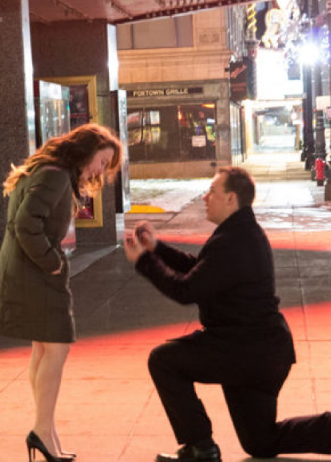 طلبها للزواج عبر لوحة للإعلانات!