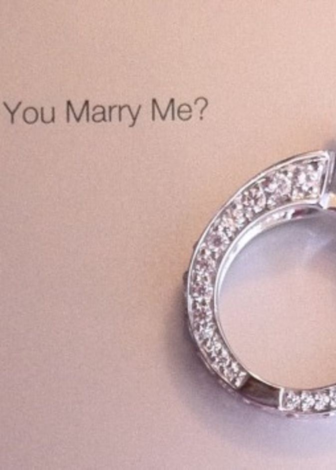 ملعب كرة قدم وطائرة وطلب زواج