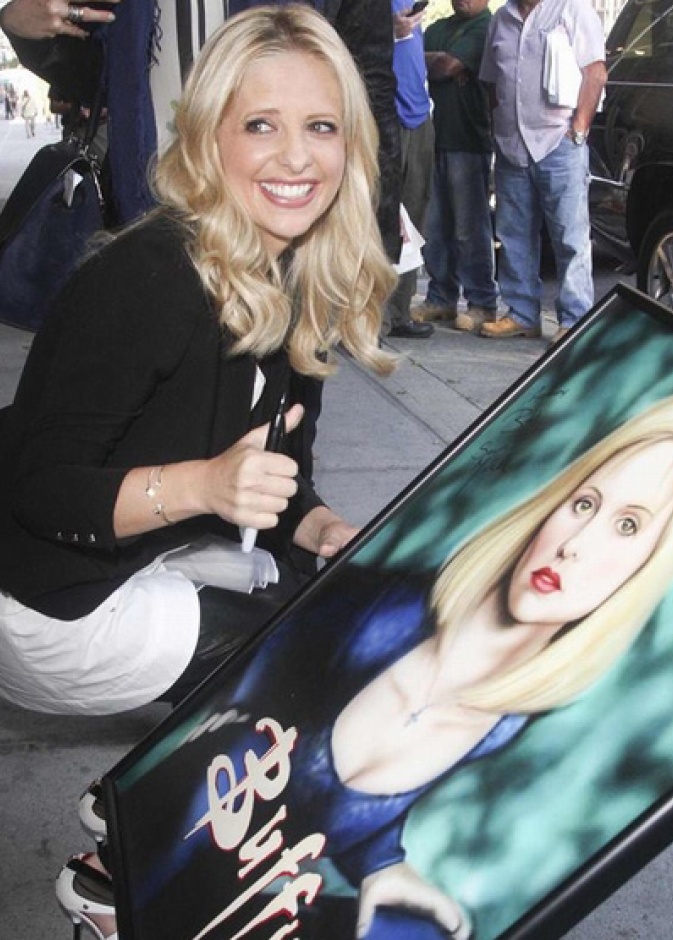 سارة ميشيل غيلير توقع على صورة لها رسمها أحد معجبيها تحمل شخصيتها في مسلسلها الشهير buffy the vampire slayer في نيويورك الاثنين