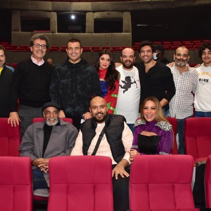 عمرو دياب مع صناع المسرحية 