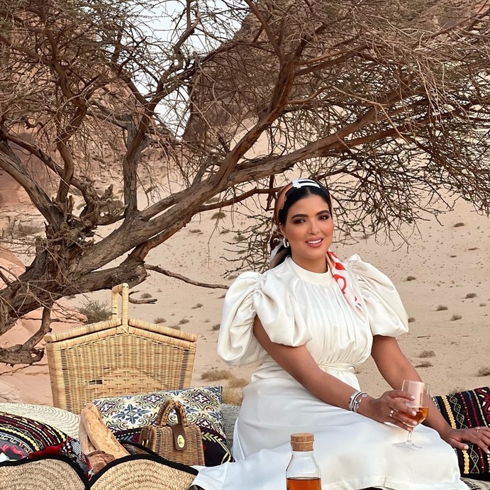 لقطات مميزة من إجازة هند بومشمر بين المناطق السياحية في العلا بالسعودية