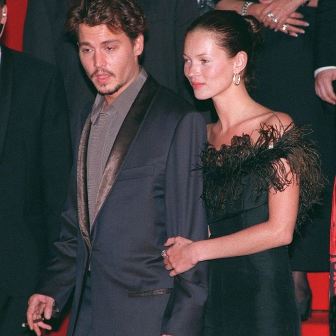 إطلالة كلاسيكية لعارضة الأزياء البريطانية الشهيرة كيت موس في مهرجان كان السينمائي عام 1998 برفقة حبيبها السابق الممثل الأمريكي جوني ديب.