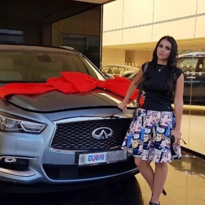 رنا الحريري سيارة