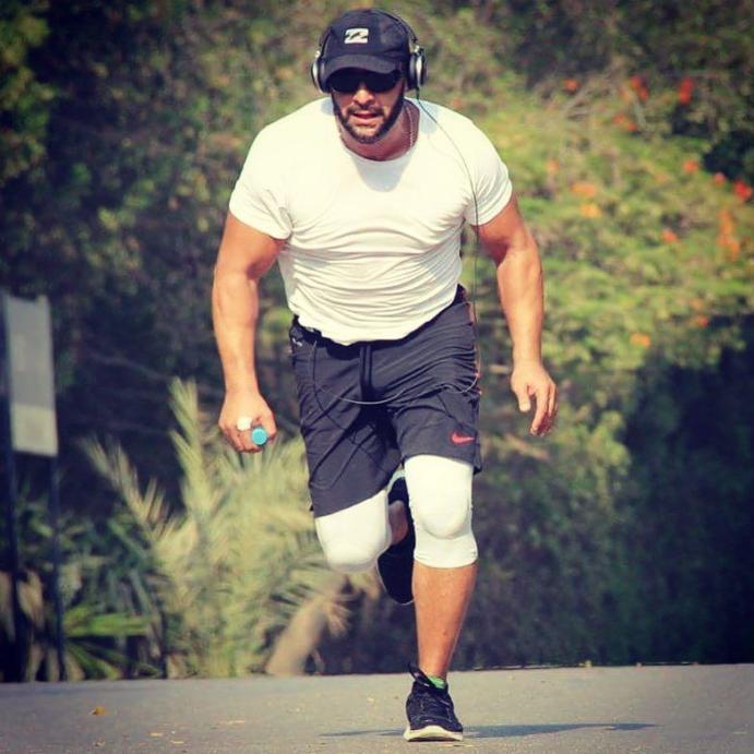 احمد السقا يستعد لهروب اضطراري