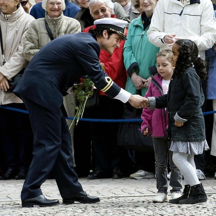 الأمير كارل فيليب (Prince Carl Philip) يقابل فتاتين صغيرتين خلال الاحتفالات بيوم عيد ميلاده الثلاثين في عام 2009.