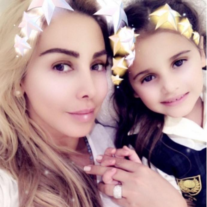 جويل مردينيان مع ابنتها ايلا